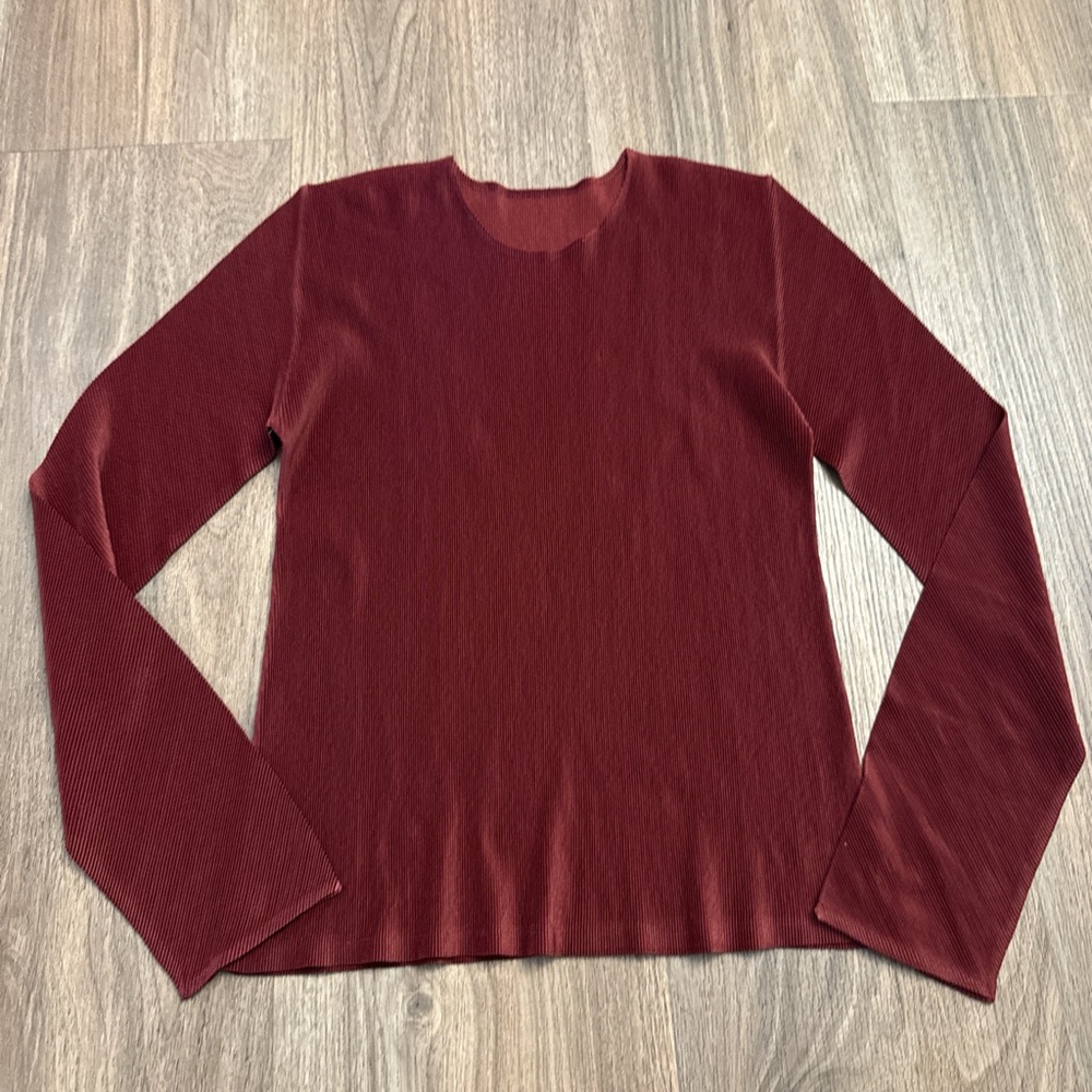 ISSEY MIYAKE small Women's Long-Sleeve Crewneck Top - Burgundy size small